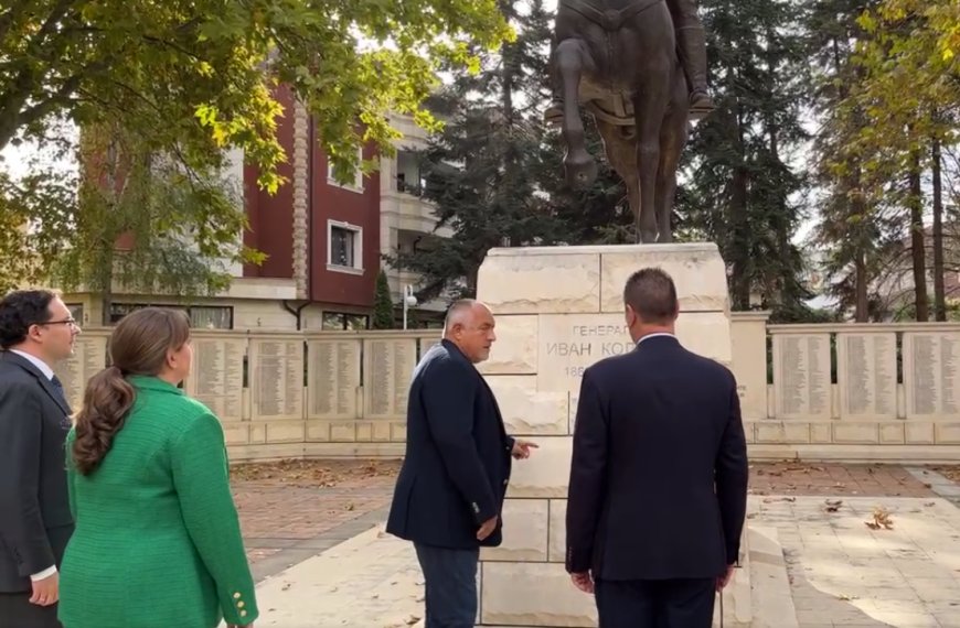 Бойко Борисов се поклони пред паметника на ген. Иван Колев в Добрич