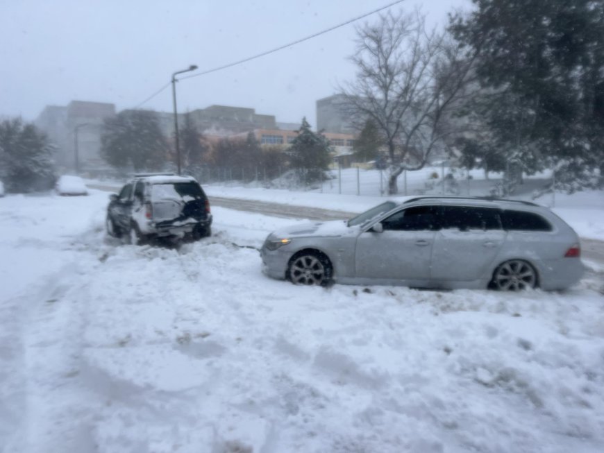 Двама добричлии помагат на закъсали шофьори в Добрич, вадят заседнали в преспи коли с джип