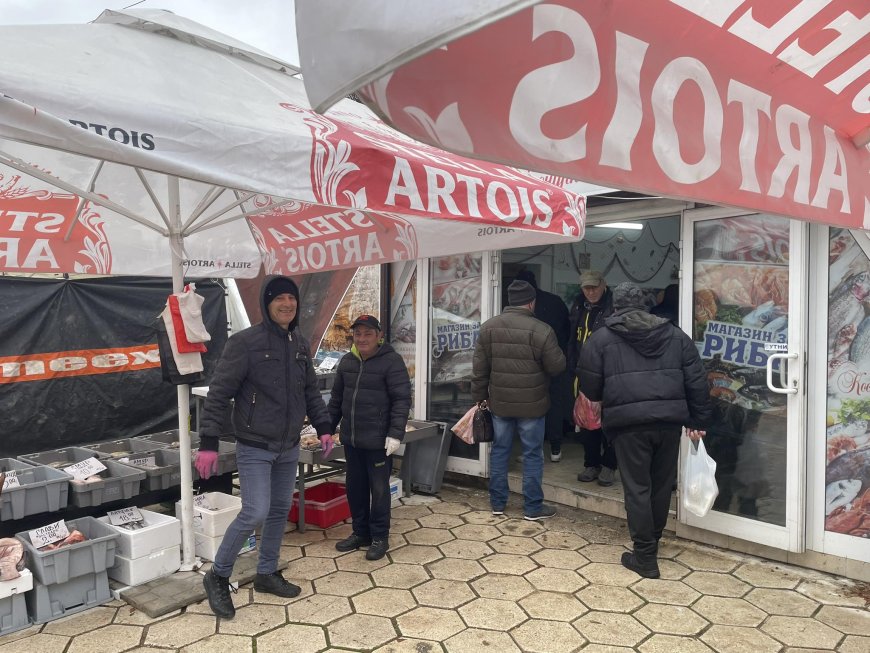 Никулден идва: какви са цените на рибата на пазара в Добрич?