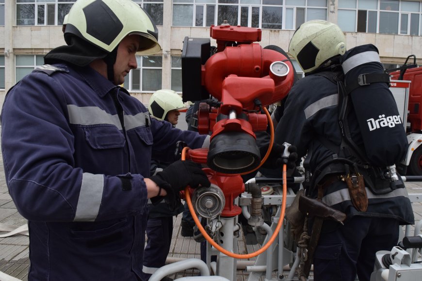 Възрастен мъж е обгазен при пожар в къща в Генерал Тошево