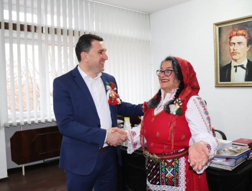 Баба Марта посети общинската администрация в Генерал Тошево