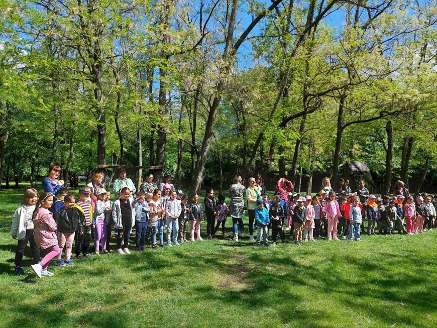 „Библиотека под дърветата“ подредиха децата от детска градина „Първи юни” в Добрич