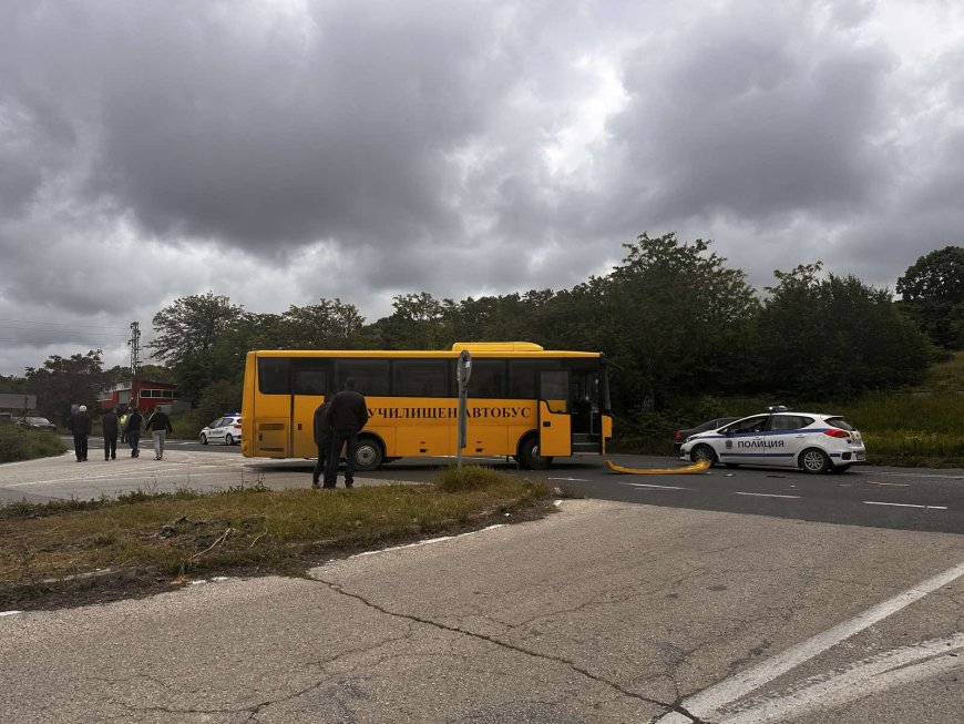 Катастрофа с училищен автобус край Оброчище. Няма пострадали