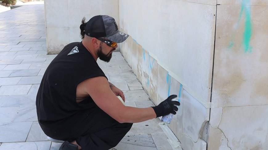 Художникът на графити Руди и негови ученици почистиха фасадите на сградите на площад „Демокрация“