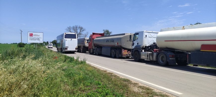 Шофьори чакат повече от две денонощия на ГКПП Дуранкулак и ГКПП Йовково