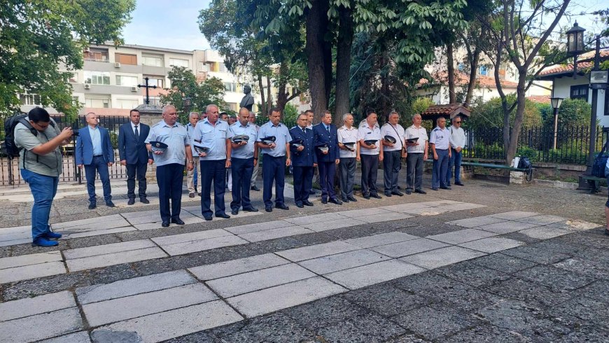 Ден преди професионалния си празник, полицаите почетоха паметта на загиналите си колеги