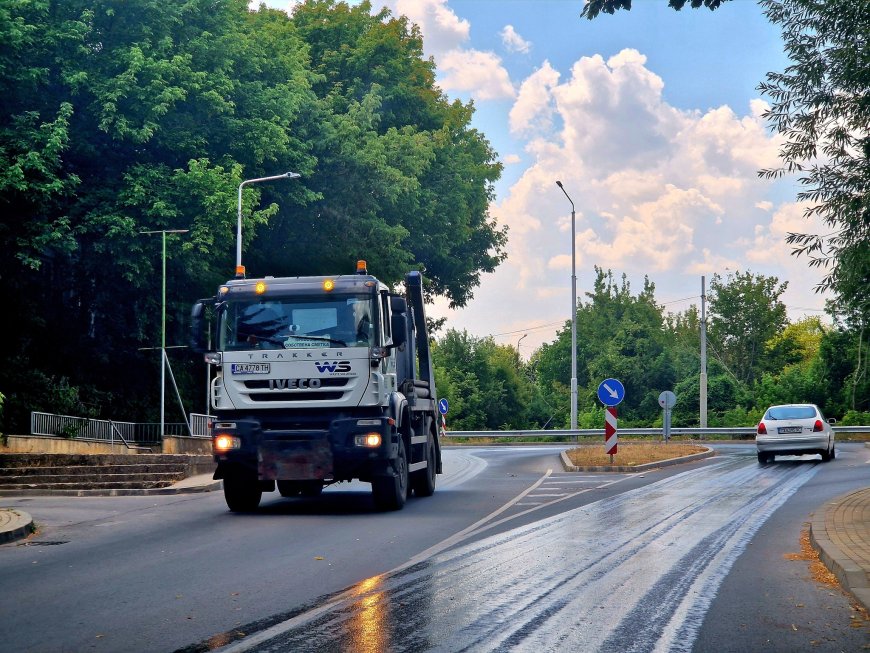 Започна оросяването на основните улици и булеварди в Добрич, заради високите температури