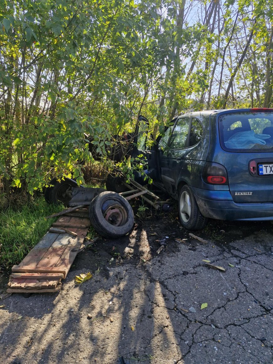 Четирима в болница след катастрофата между кола и каруца