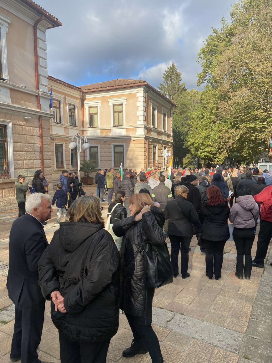 Митинг-шествие в центъра на града изрази недоволството на местните жители срещу плановете за изграждане на ветропаркове в региона