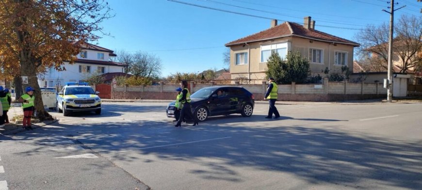 Ученици от Балчик раздаваха брошури за безопасно шофиране