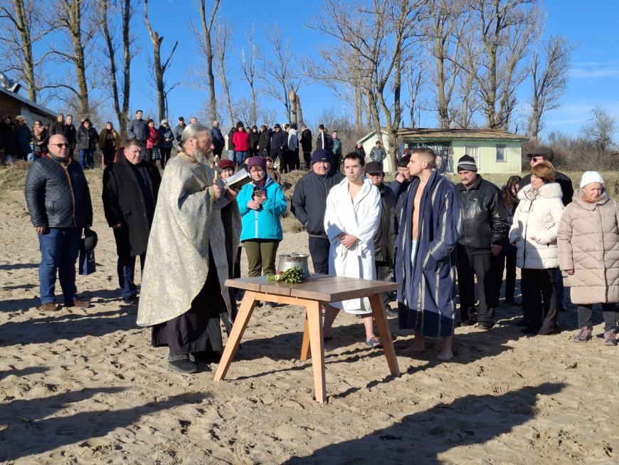 Трима смелчаци "спасиха" кръста в община Шабла