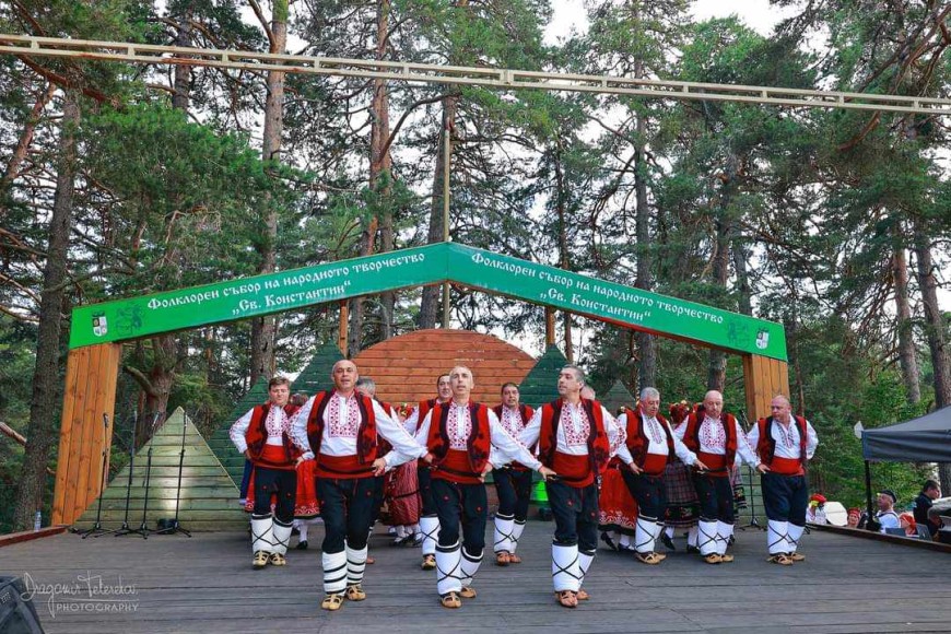 Отличия за самодейните състави от Крушари от събор край Пещера