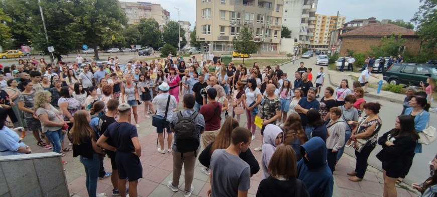 Добрич се събира за втори ден на протест срещу домашното насилие 