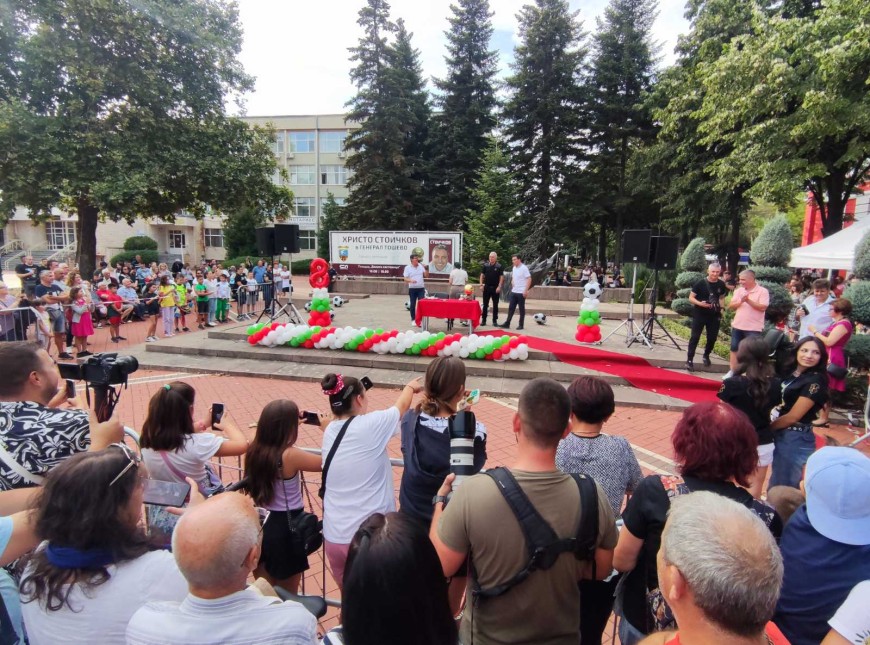 Площад "Бялата лястовица" се препълни с почитатели на Стоичков /снимки/