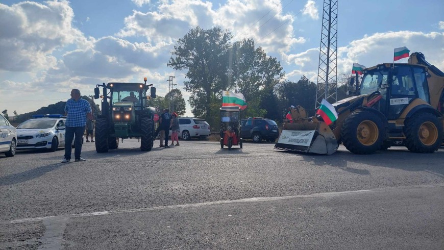 Земеделските стопани затвориха границата при село Кардам